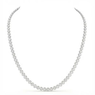 un collier de diamants sur fond blanc