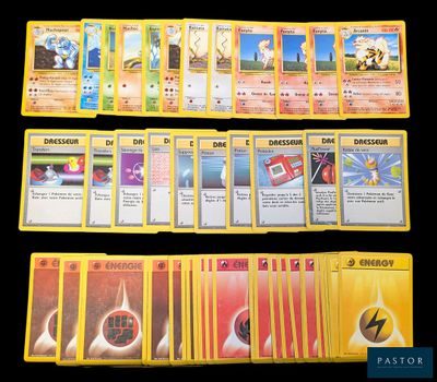 Plusieurs cartes Pokémon sont représentées sur une surface noire