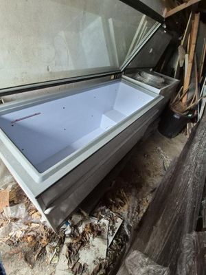 une fenêtre ouverte donnant sur l'extérieur d'un bâtiment