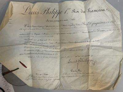 une feuille de papier avec une écriture dessus, posée sur une table