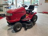 une tondeuse à gazon rouge garée dans un showroom