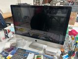 une image représentant un bureau avec un ordinateur, une calculatrice et d'autres fournitures de bureau