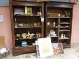 une grande armoire en bois sur laquelle sont posés de nombreux objets