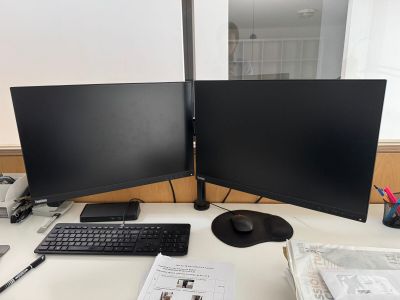 deux écrans d'ordinateur placés l'un à côté de l'autre sur un bureau