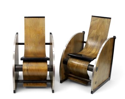 une paire de chaises en bois avec des assises en cuir noir sur fond blanc