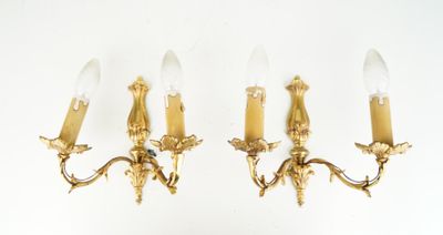 une paire d'appliques murales anciennes en laiton avec des abat-jours en verre transparent
