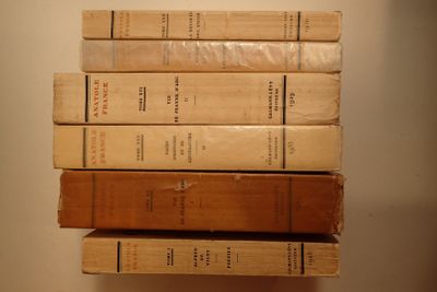 plusieurs livres empilés sur une étagère