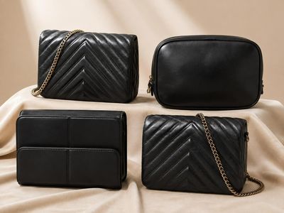 trois sacs noirs posés sur une nappe blanche