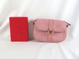 une image représentant un sac à main rose et une boîte rouge