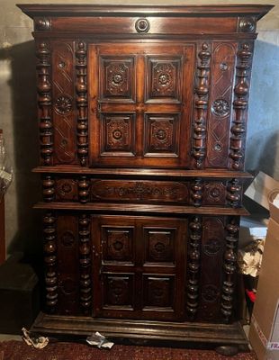 une vieille armoire en bois richement sculptée