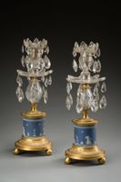 Paire de bougeoirs à pendeloques en cristal taillé, sur une …