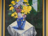 une peinture de fleurs dans un vase bleu sur une table