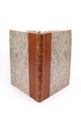 un vieux livre avec une couverture marron sur fond blanc