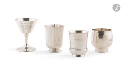trois coupes en argent et une coupe en argent sur fond blanc