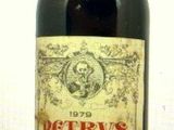une bouteille de vin posée sur une table
