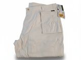 un gros plan d'un pantalon blanc sur fond blanc
