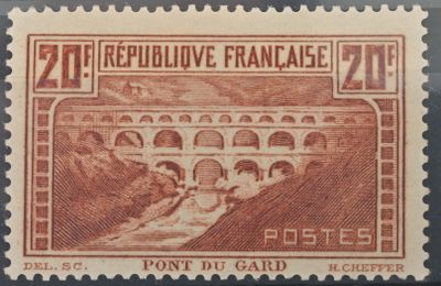 un timbre avec l'image d'un pont