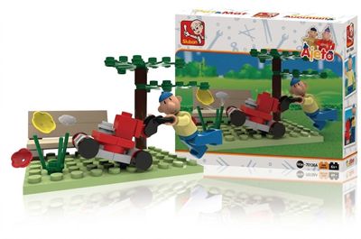 Ensemble de briques Lego représentant un homme sur une pelouse avec un tracteur et un homme sur un tracteur