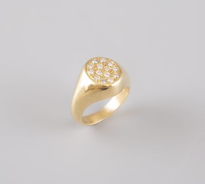 une chevalière en or sertie de diamants sur fond blanc