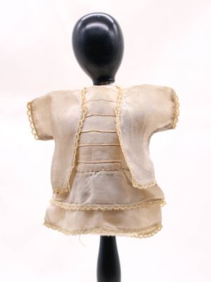 un mannequin vêtu d'une chemise blanche