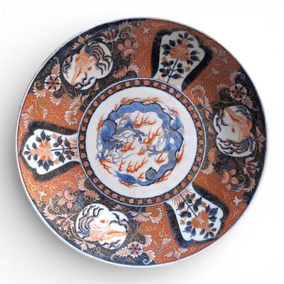 CHINE Grand plat rond en porcelaine à décor Imari