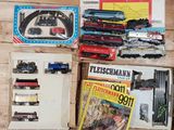 beaucoup de petits trains et de livres sur la table