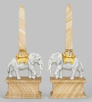 paire de lampes en forme d'éléphant, blanches et dorées, sur des socles en bois
