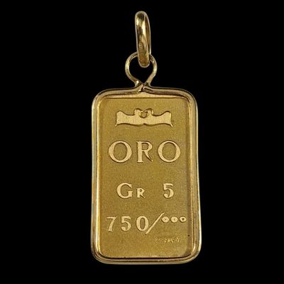un gros plan d'un lingot d'or sur lequel figure la date