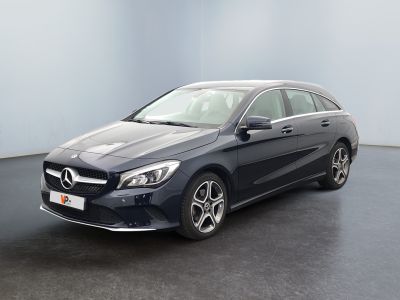 La Mercedes CLA est garée dans une grande pièce