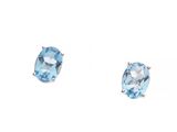 une paire de boucles d'oreilles en topaze bleue sur fond blanc