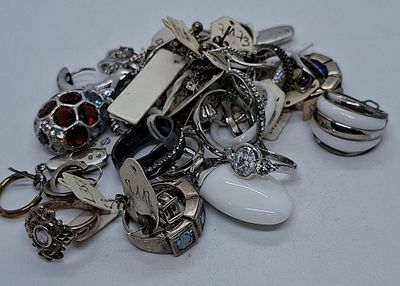 une pile de bijoux assortis sur une table