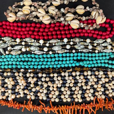 un gros plan sur un tas de perles posées sur une table