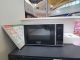 un micro-ondes posé sur un comptoir dans un magasin