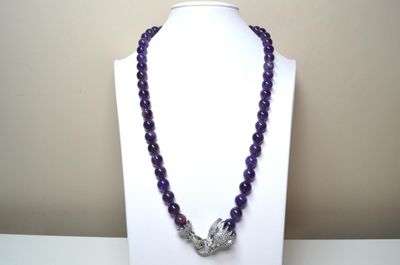 Un collier composé de boules en améthyste, avec fermoir à dé…