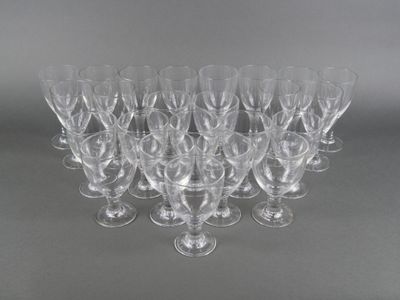 un lot de douze verres à vin transparents posés sur un support gris