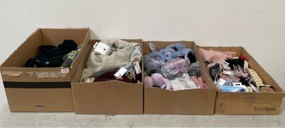 trois boîtes contenant des peluches, posées par terre