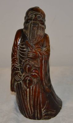 une figurine représentant un homme barbu coiffé d'un chapeau