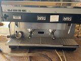 une machine à café posée sur une table