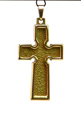 une croix en or suspendue à un cordon noir sur fond blanc