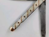 un couteau posé sur un porte-couteau