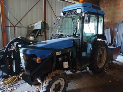 un tracteur bleu garé dans un garage