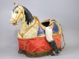 un cheval qui porte une selle sur le dos