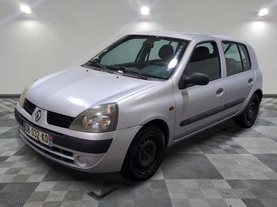 la photo d'une petite voiture argentée garée dans un garage