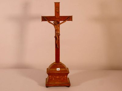 Christ sur son piédestal en bois naturel. XIXème siècle.