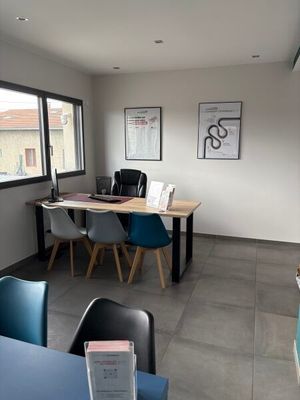 une table et des chaises dans une pièce avec fenêtre