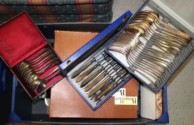 Lot de pièces en métal argenté et inox dont plats, couverts … - Photo 1