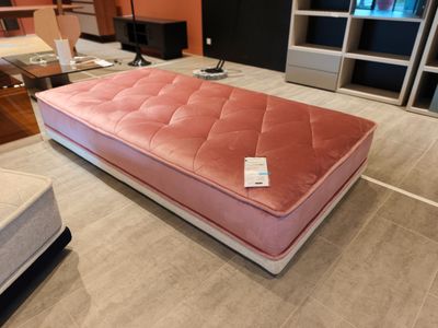 un matelas rose posé à même le sol dans un salon
