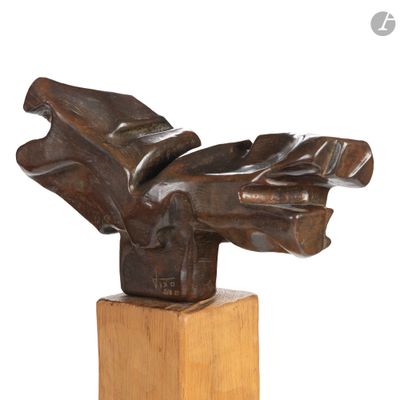 statue représentant une main gantée, posée sur un socle en bois