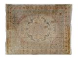 un vieux tapis orné d'un motif circulaire