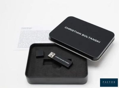 une boîte noire contenant une clé USB